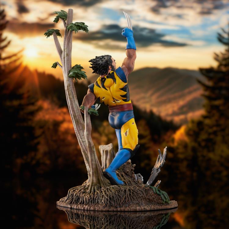 PRESALE | Marvel Comics Gallery Diorama - X-Men '90s - Wolverine Figure (Diamond Select)