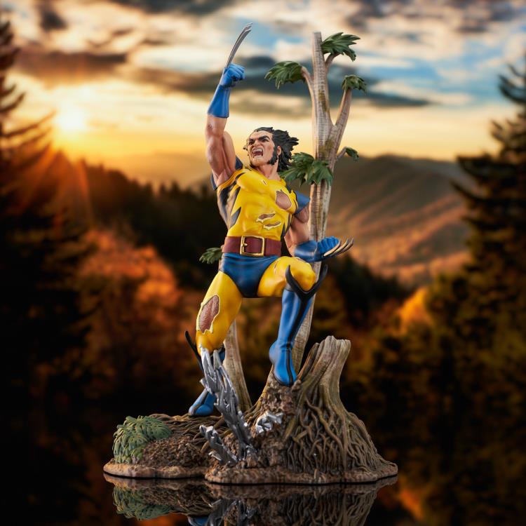 PRESALE | Marvel Comics Gallery Diorama - X-Men '90s - Wolverine Figure (Diamond Select)