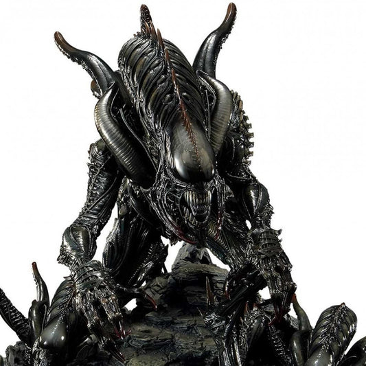 PRESALE | Aliens vs. Predator: Three World War Tusked Alien Premium Masterline Statue